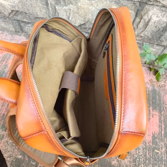 Hergestellt in einem biologischen, handgefertigten Produktionsprozess, bei dem es sich um einen wandelbaren Rucksack aus veganem Leder für Damen handelt. Klassischer Vintage-Tagesrucksack aus Kunstleder RS-Ypsy-6545